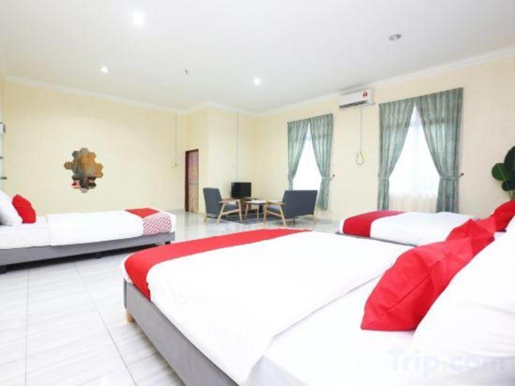 Oyo 89607 Aloha Chalet Kampung Raja Экстерьер фото
