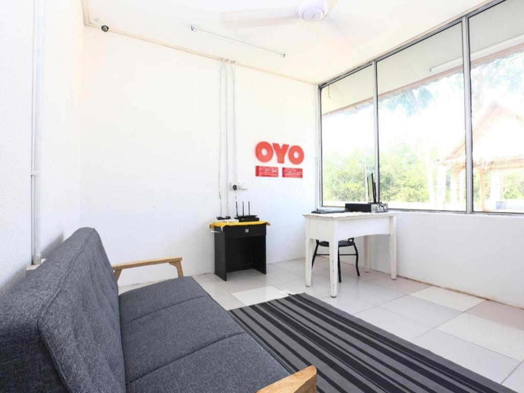 Oyo 89607 Aloha Chalet Kampung Raja Экстерьер фото
