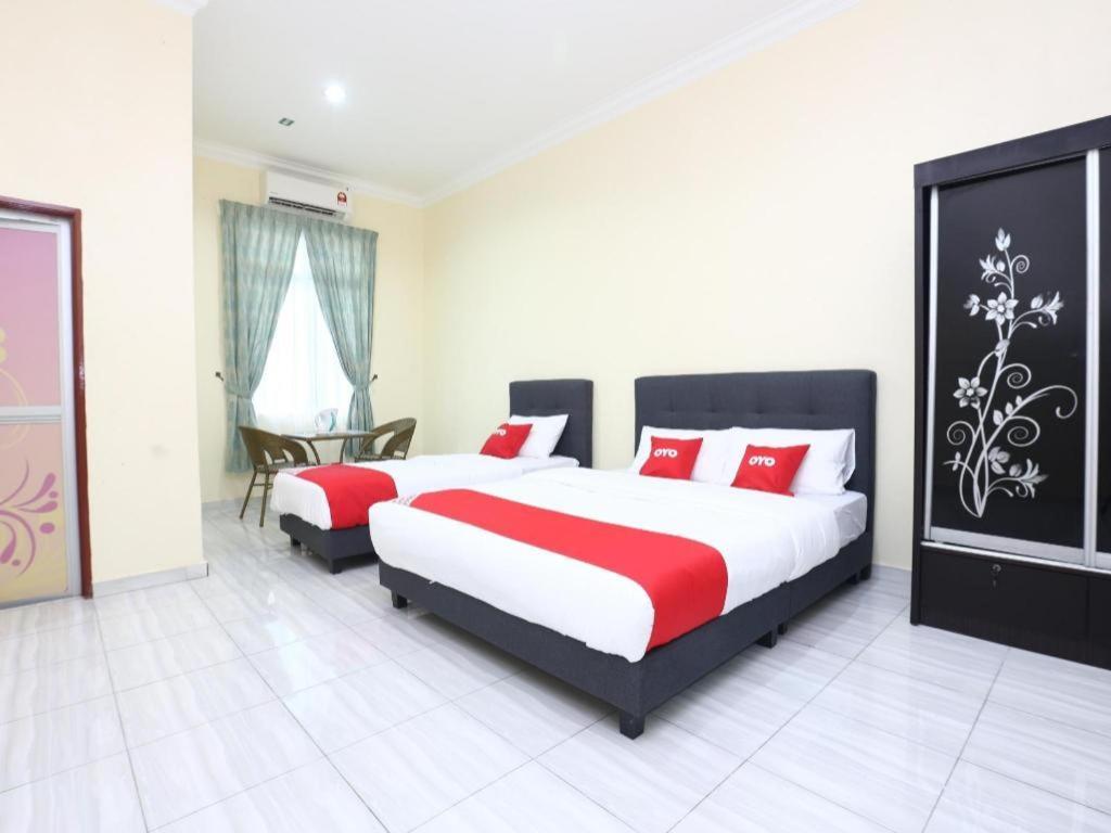 Oyo 89607 Aloha Chalet Kampung Raja Экстерьер фото