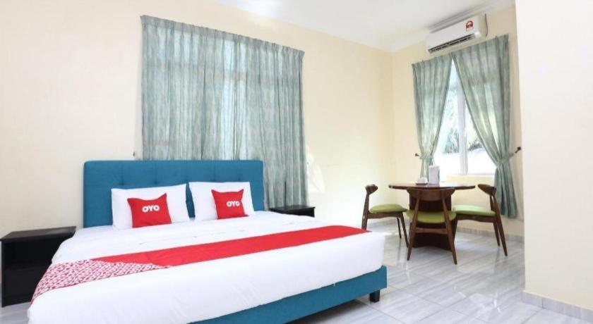 Oyo 89607 Aloha Chalet Kampung Raja Экстерьер фото