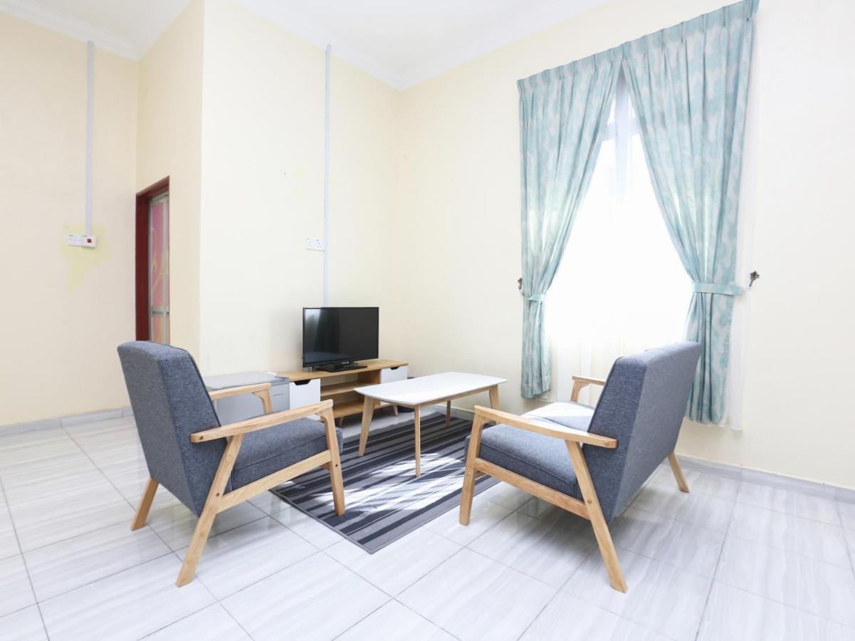 Oyo 89607 Aloha Chalet Kampung Raja Экстерьер фото