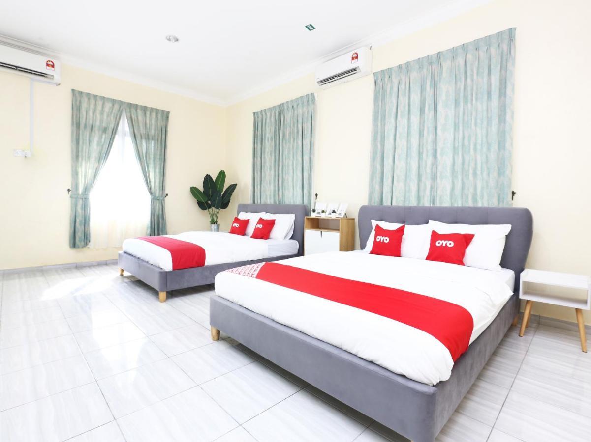Oyo 89607 Aloha Chalet Kampung Raja Экстерьер фото