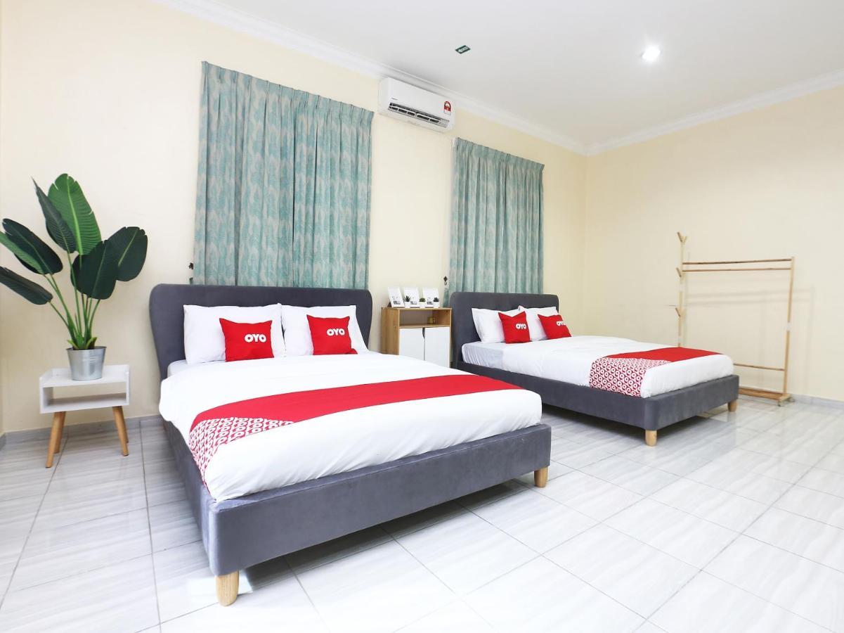 Oyo 89607 Aloha Chalet Kampung Raja Экстерьер фото