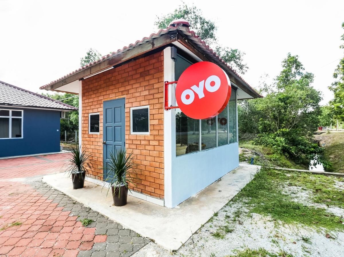 Oyo 89607 Aloha Chalet Kampung Raja Экстерьер фото