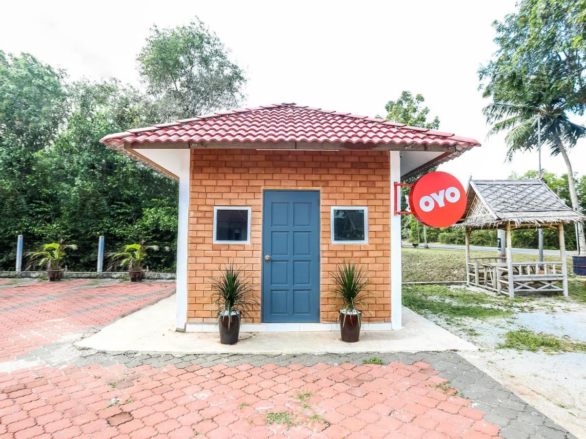 Oyo 89607 Aloha Chalet Kampung Raja Экстерьер фото